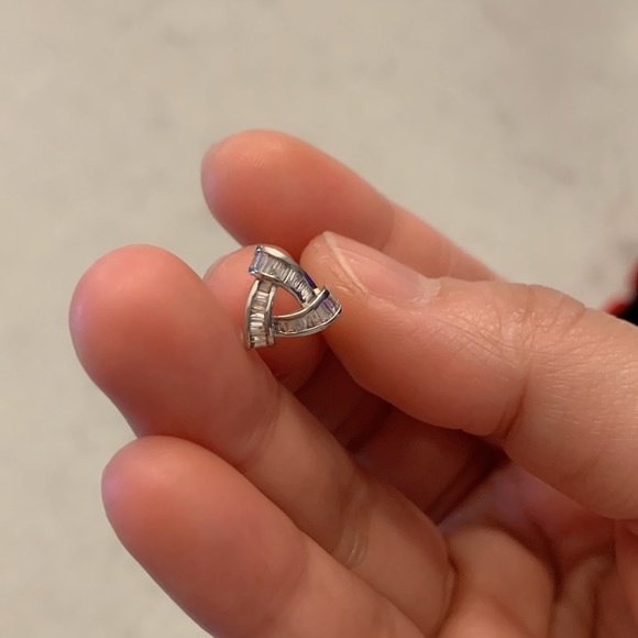 Knot Triangle Diamond Earring in 18k white gold - Picture 5 of 8